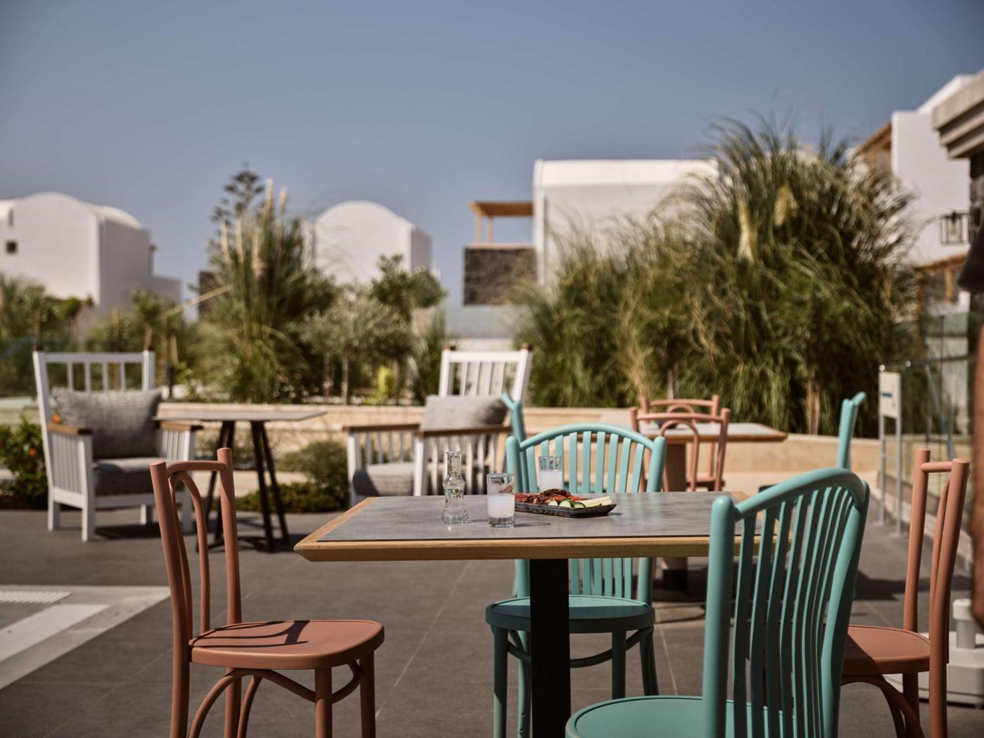 Sea Breeze Santorini Beach Resort, Curio By Hilton Agios Georgios  Exterior photo