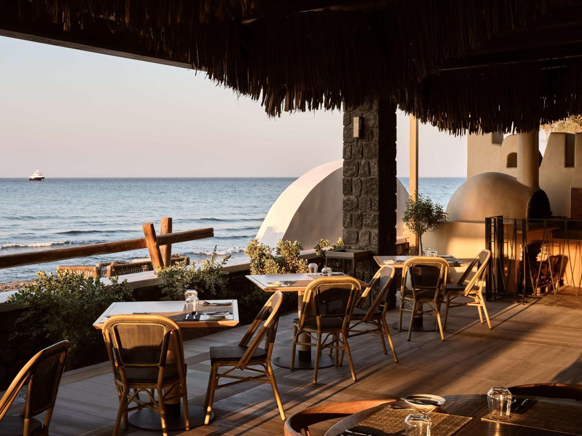 Sea Breeze Santorini Beach Resort, Curio By Hilton Agios Georgios  Exterior photo