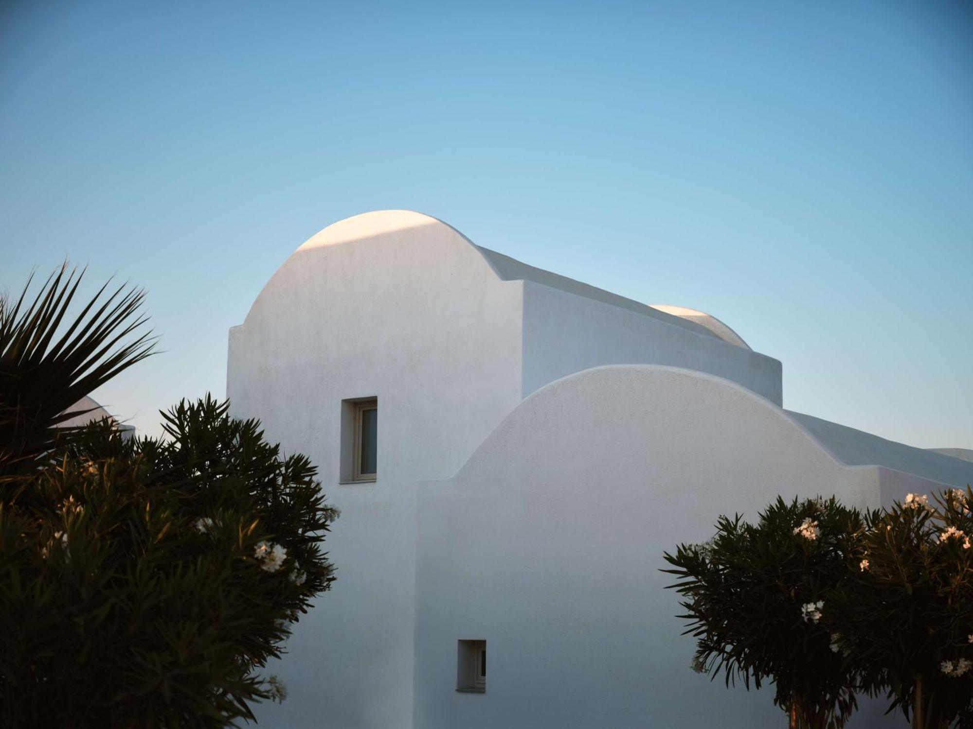 Sea Breeze Santorini Beach Resort, Curio By Hilton Agios Georgios  Exterior photo